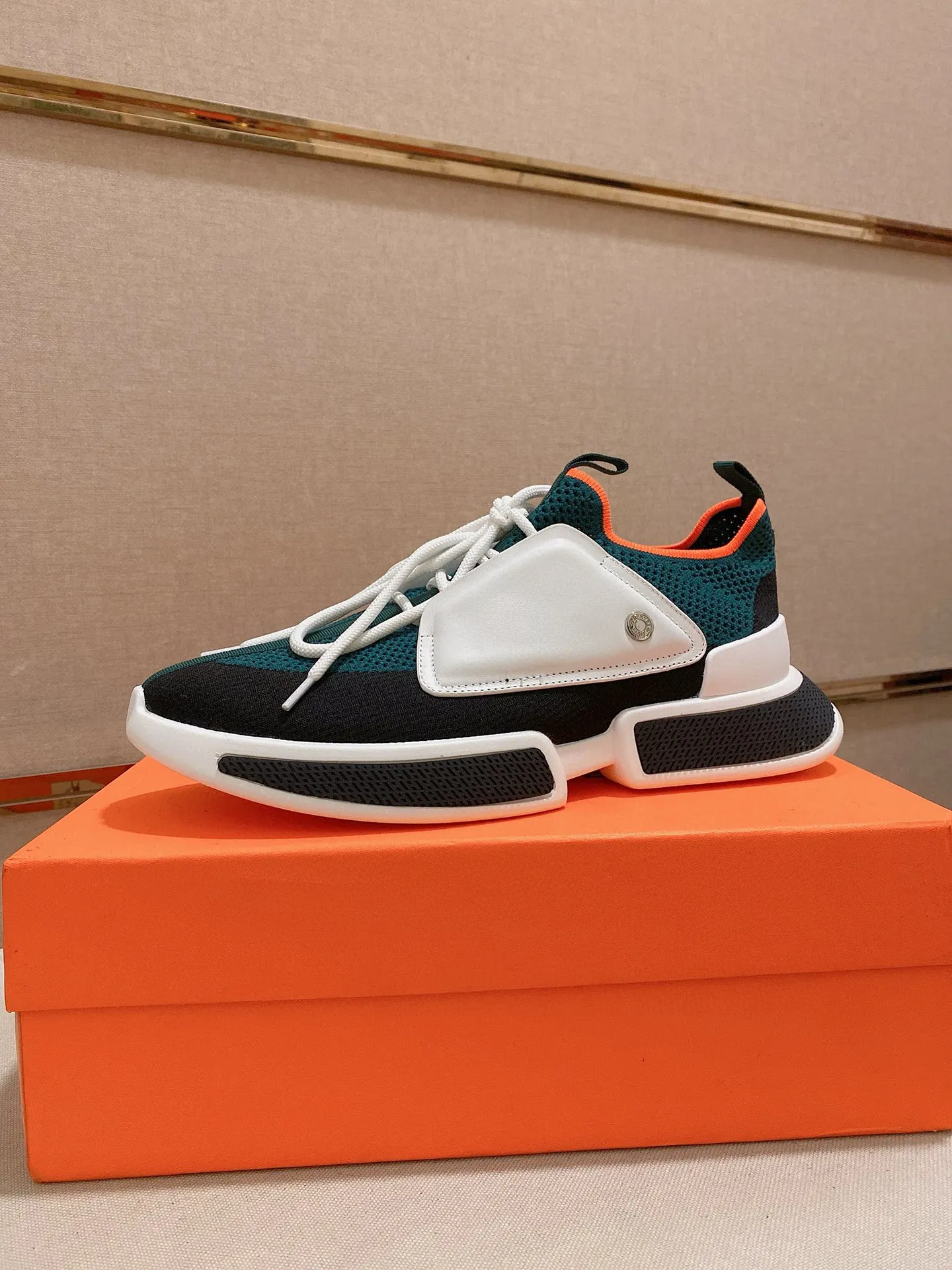 Men's shoes 💰: 440💰 Hermes Drift Sneaker flying knitted socks and sneakers. Original purchase, development and production. H family men's classic series. Technological fly knitted fabrics with cowhide. Socks and sneakers. Casual shoes. Sports dad shoes combine high-tech fly knitting and cowhide. H family exclusive button decoration on the side. The outsole is full of H italic design and bright colors to show vitality and continue the brand design inspiration. Stroll around the city lightly and feel free and comfortable. Exquisite packaging at the delivery counter 🛍📦 ▪️Fabric: Original custom fly weave + first layer cowhide ▪️Inner lining: breathable lining ▪️Outsole: molded and evacuated PU+TPU material ▪️Sole thickness: 3.5CM ▪️Size: Men's 38-44